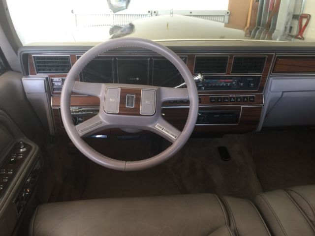 1988 Lincoln Town Car Designer Series - photo 9