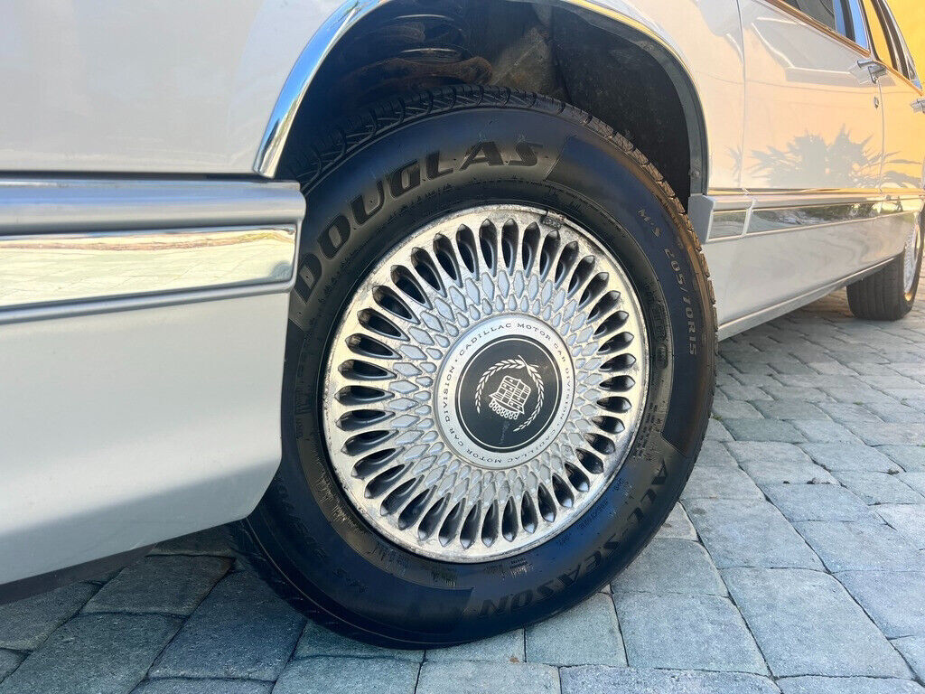 1992 Cadillac DeVille 4.9L V8 - 80K LOW MILES - RARE FIND - BEST DEAL ON EBAY! - photo 2