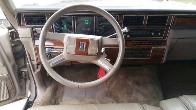 1989 Lincoln Town Car Signature Series - photo 4