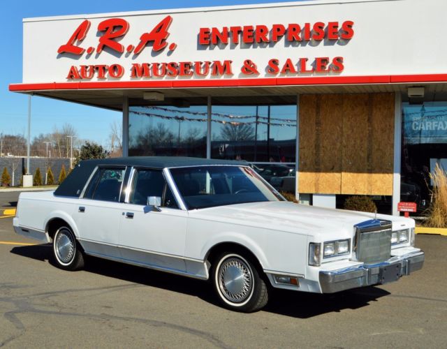 LINCOLN TOWN CAR ONLY 42K MILES RUNS,LOOKS AND DRIVES PERFECT NO RESERVE 1988 Lincoln Town Car TOWNCAR