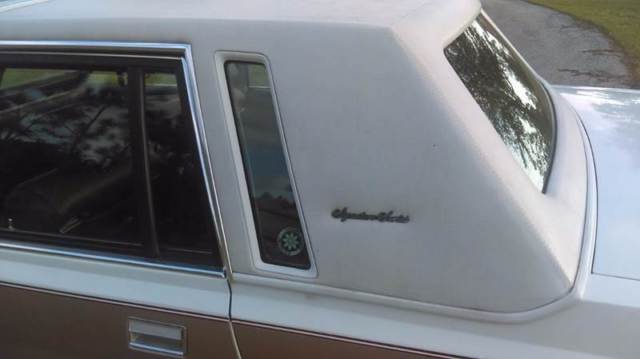 1988 Lincoln Town Car Signature 4dr Sedan - photo 10