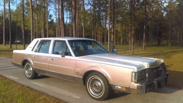 1988 Lincoln Town Car Signature 4dr Sedan - photo 2