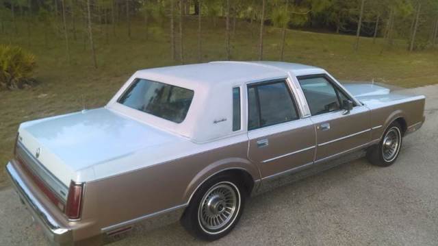 1988 Lincoln Town Car Signature 4dr Sedan - photo 8