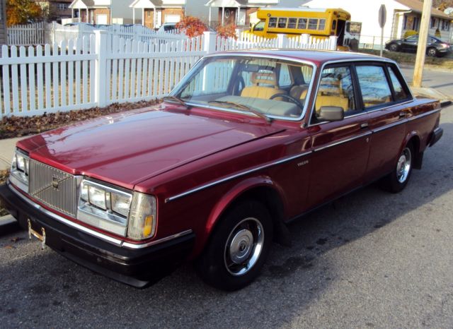 L@@K 1985 Volvo 240 - TRUE CLASSIC 1985 Volvo 240 SEDAN