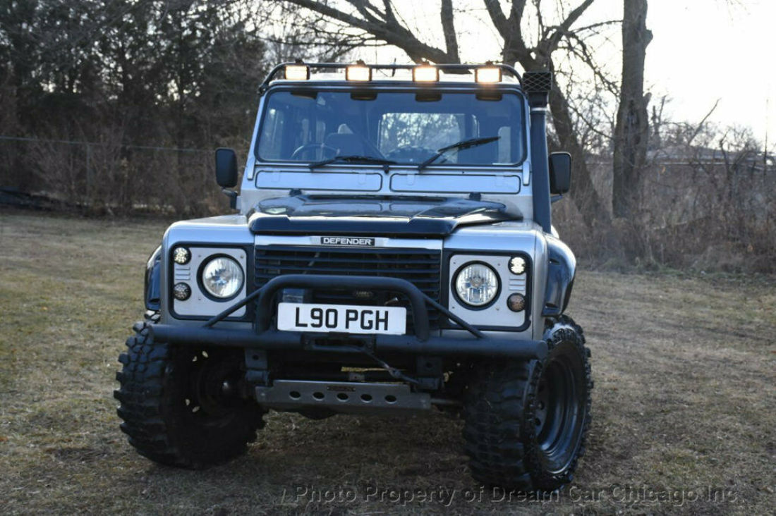LOADED W/ UPGRADES ... OVER SIZED WHEELS AND TIRES ... SNORKEL ... ROLL CAGE ... 1993 Land Rover Defender