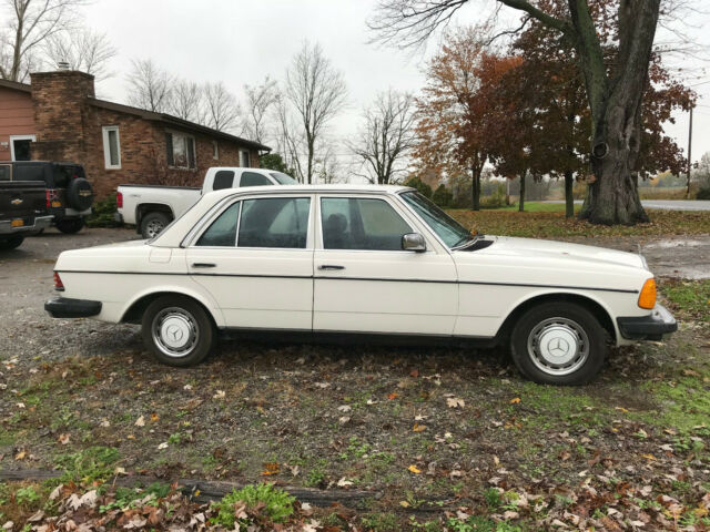 1983 Mercedes-Benz 200-Series - photo 10