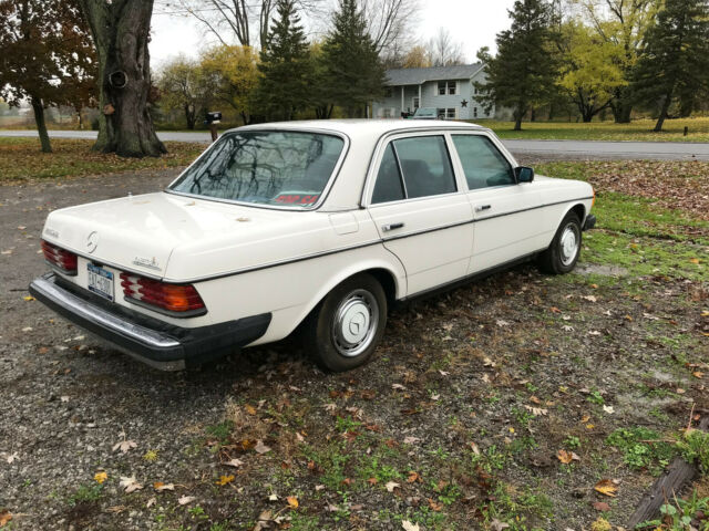 1983 Mercedes-Benz 200-Series - photo 11