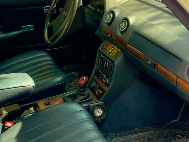 1983 Mercedes-Benz 200-Series - photo 6