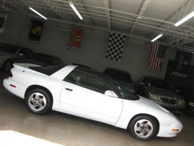 LOW MILES 1ST $2800 BUYS WATCH VIDEOS FLORIDA CAR NONSMOKER CLEAN CAR AUTOMATIC 1994 Pontiac Firebird 2dr Firebird Coupe