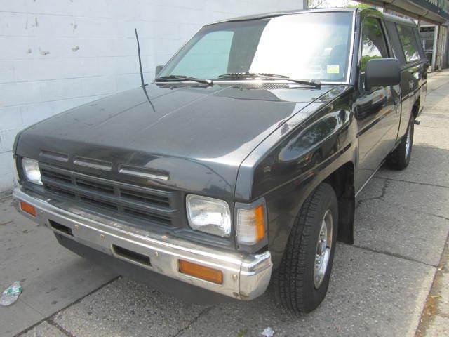 low miles 75000miles 75000miles 75000miles bed liner and cap cold ac 1990 Nissan Frontier Reg Cab auto