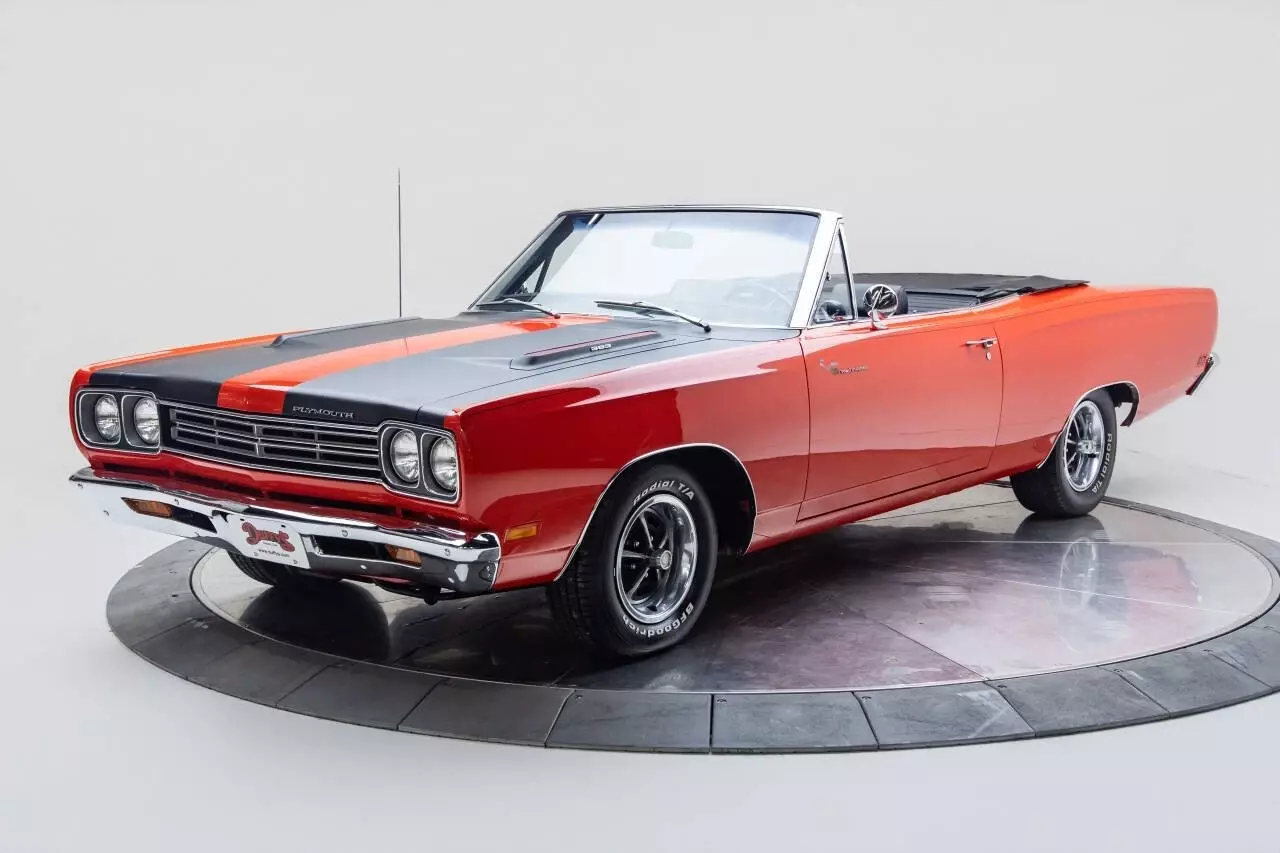 <p>1969 Plymouth Roadrunner convertible V8 6.4L Convertible Red</p> 1969 Plymouth Roadrunner convertible