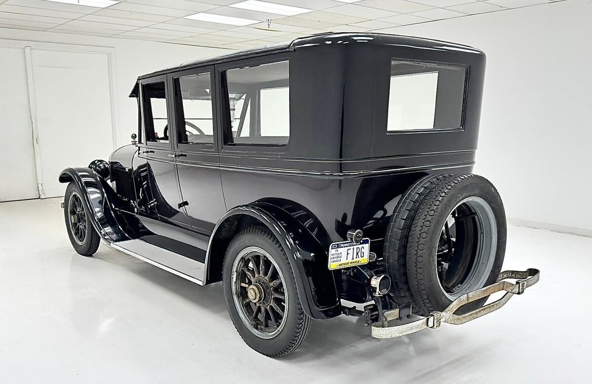 1922 Lincoln Model 117 Brunn Sedan - photo 3