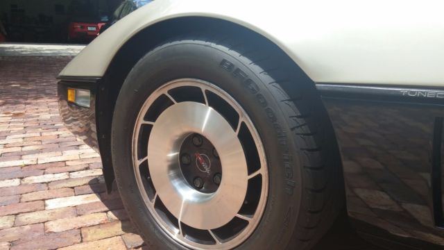 1986 Chevrolet Corvette Base Hatchback 2-Door - photo 12
