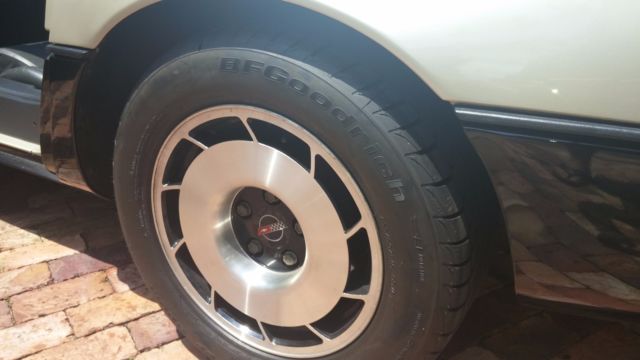 1986 Chevrolet Corvette Base Hatchback 2-Door - photo 13