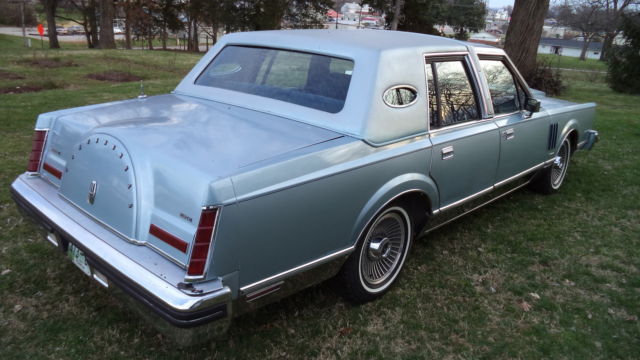 1982 Lincoln Mark Series base 4 door sedan - photo 2