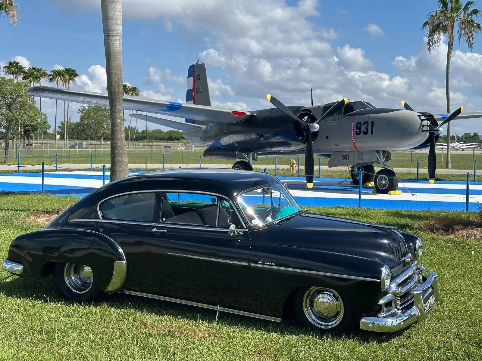 Maroon pearl 1950 Ford Deluxe / Super Deluxe convertible Olds 350 V8 A 1950 Ford Deluxe / Super Deluxe Fleetline