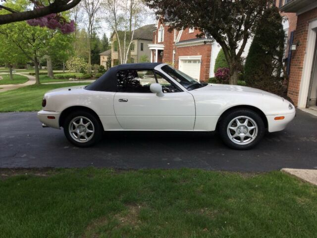 Mazda Miata MX 5. Very low mileage.One owner. Stored winters. Pkg “B” 1994 Mazda MX-5 Miata Trim package “B”