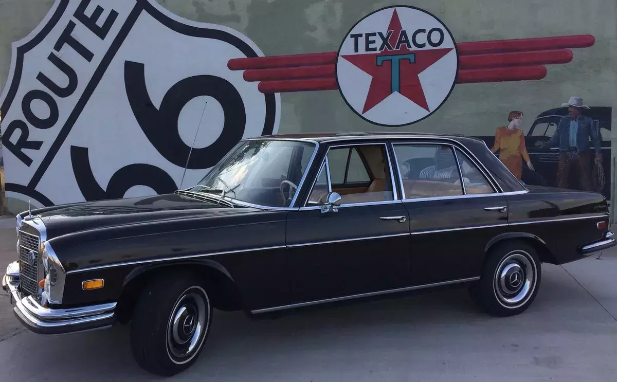 MB W108 250SE 1967 manual 4-speed column shift ; well maintained w/ full history 1967 Mercedes-Benz W108 250SE