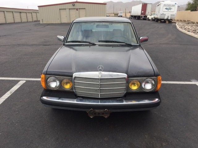 Mercedes 240 D with manual 4 speed transmission DIESEL 1983 Mercedes-Benz 200-Series 240 D