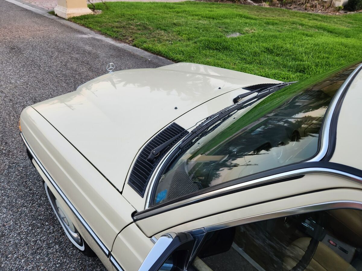 1982 Mercedes-Benz 200-Series - photo 10