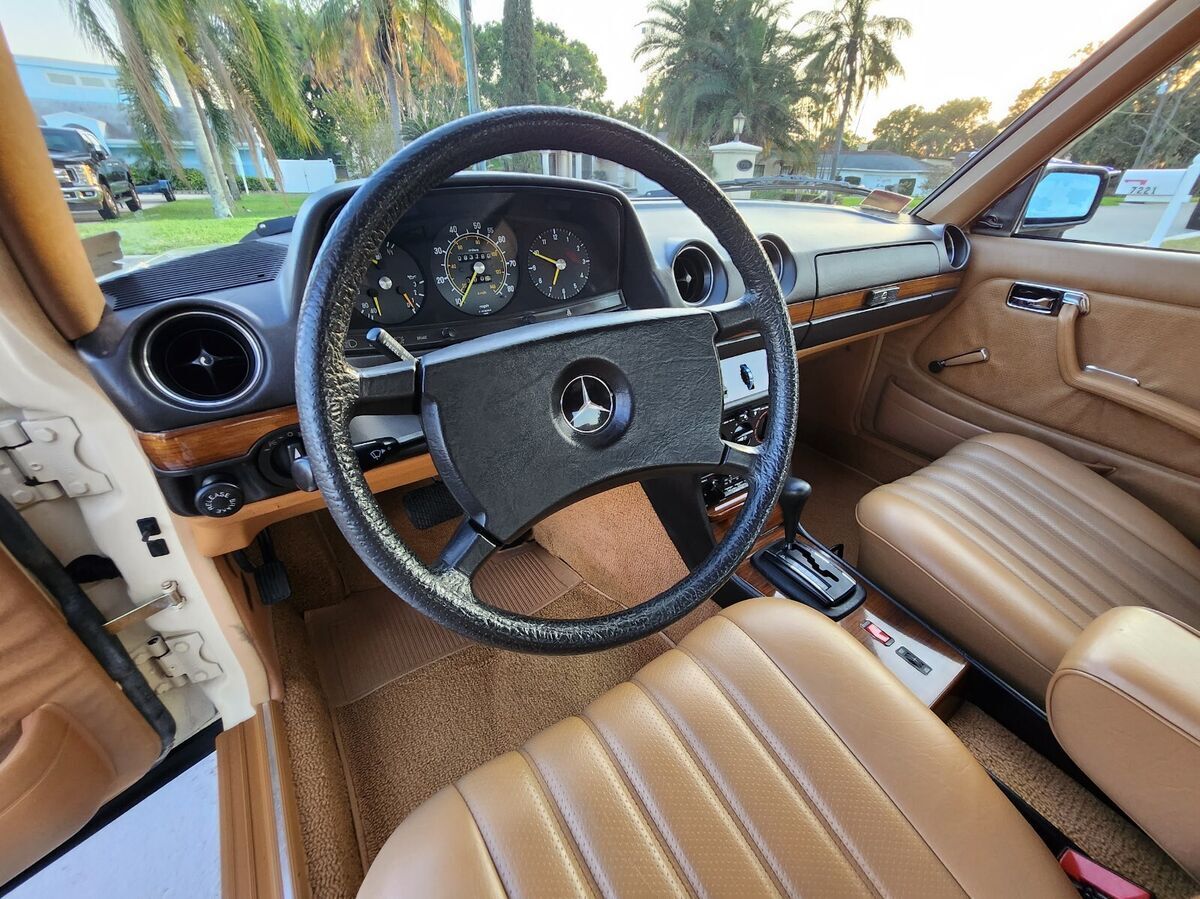 1982 Mercedes-Benz 200-Series - photo 11
