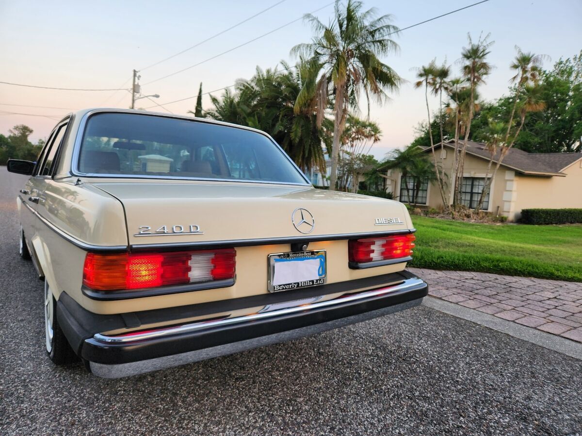 1982 Mercedes-Benz 200-Series - photo 2
