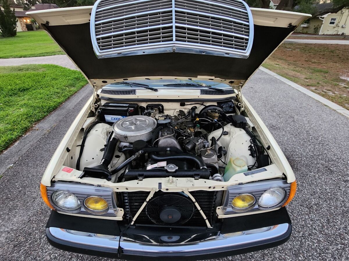1982 Mercedes-Benz 200-Series - photo 4