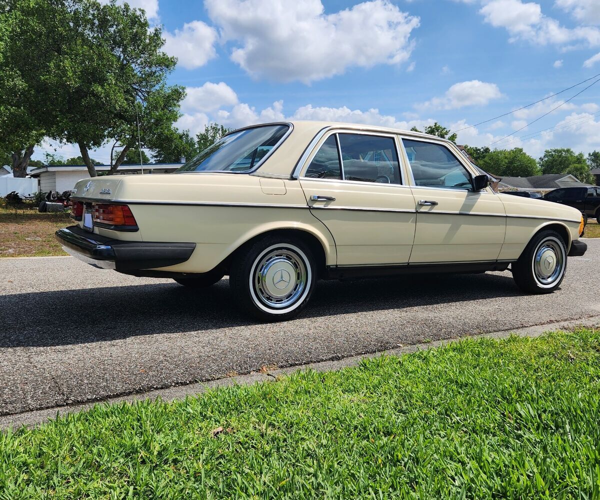 1982 Mercedes-Benz 200-Series - photo 8