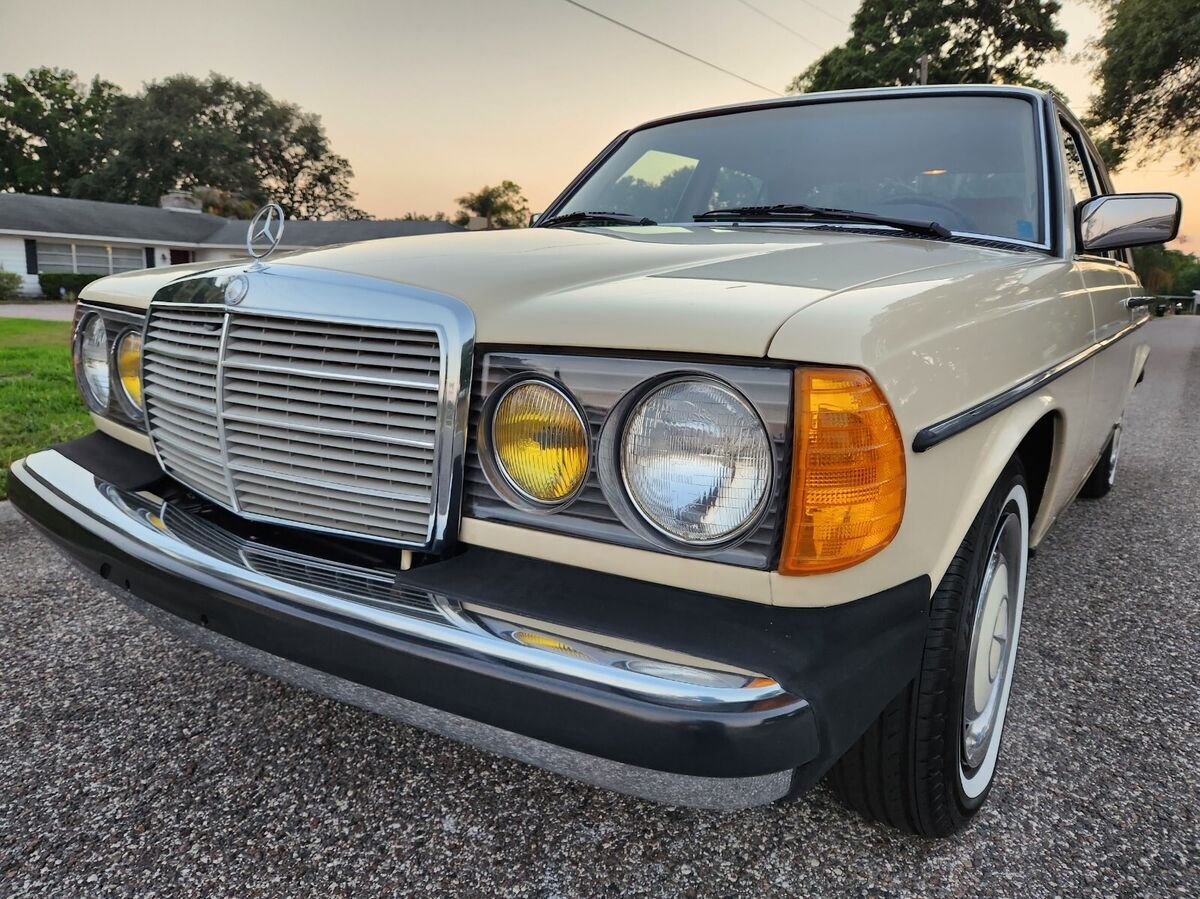 1982 Mercedes-Benz 200-Series - photo 9