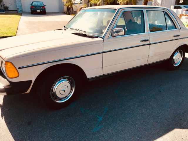1982 Mercedes-Benz 200-Series - photo 2