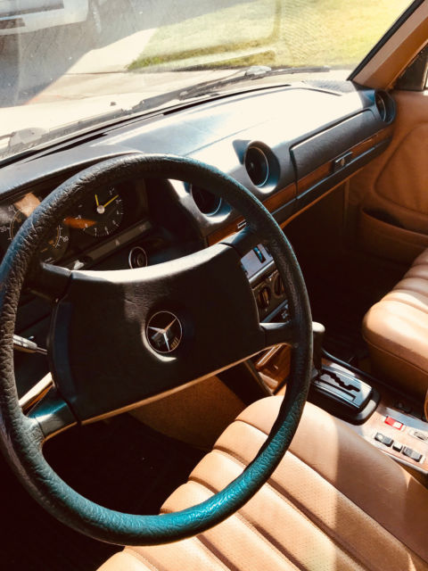 1982 Mercedes-Benz 200-Series - photo 4