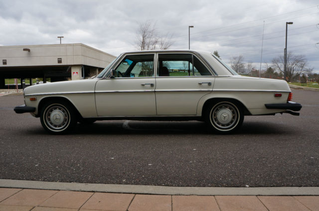 1975 Mercedes-Benz 200-Series - photo 4