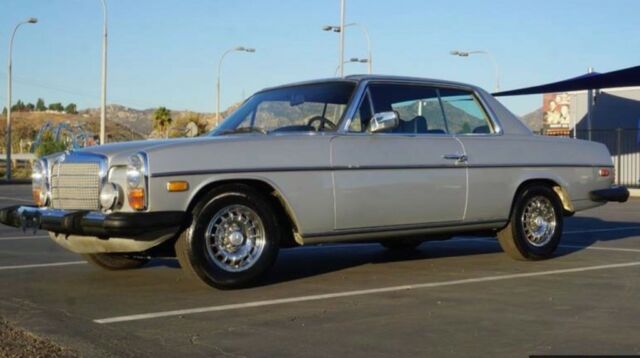 1975 Mercedes-Benz 200-Series - photo 2