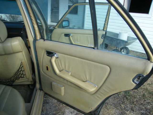 1983 Mercedes-Benz 300-Series 4-Door Sedan - photo 9
