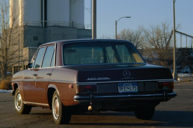1973 Mercedes-Benz 200-Series base - photo 2