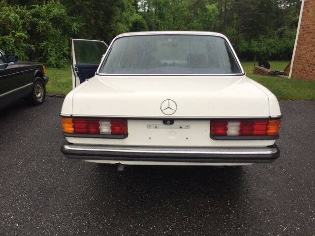 1980 Mercedes-Benz 200-Series - photo 2