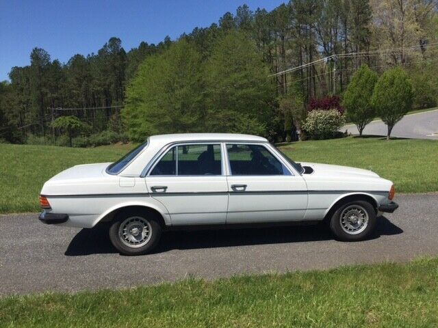 1980 Mercedes-Benz 200-Series - photo 6