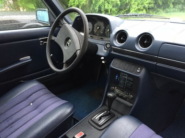 1980 Mercedes-Benz 200-Series - photo 9