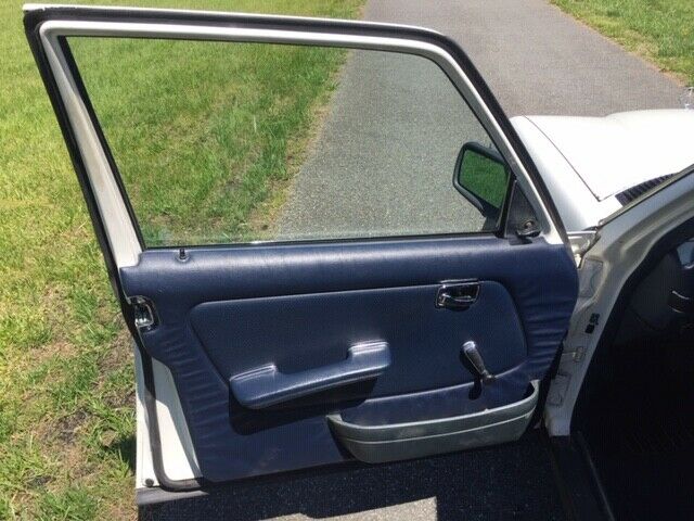 1980 Mercedes-Benz 200-Series - photo 11