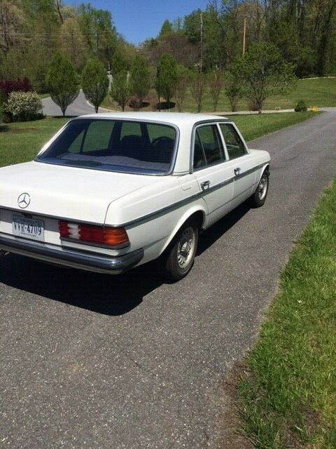 1980 Mercedes-Benz 200-Series - photo 4
