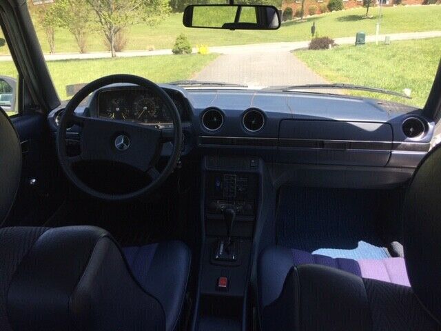 1980 Mercedes-Benz 200-Series - photo 9