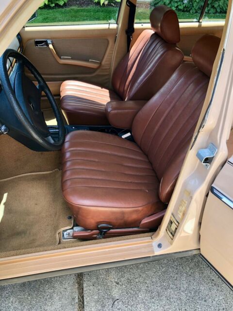 1980 Mercedes-Benz 200-Series - photo 13