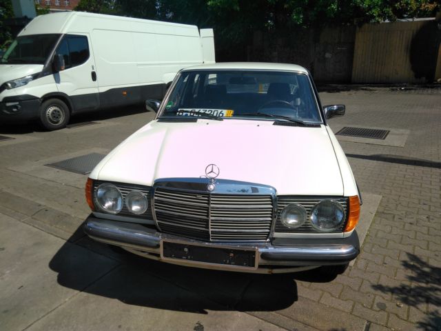 1981 Mercedes-Benz 200-Series 4-doors - photo 2