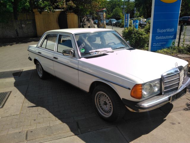 1981 Mercedes-Benz 200-Series 4-doors - photo 3