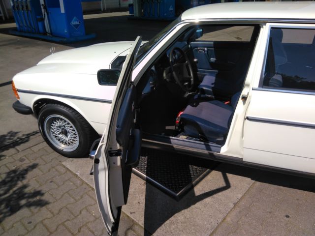 1981 Mercedes-Benz 200-Series 4-doors - photo 5