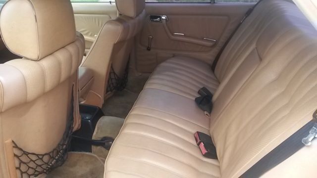 1983 Mercedes-Benz 200-Series - photo 12