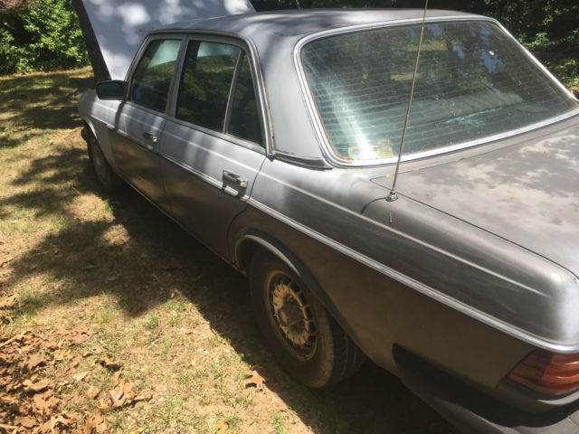 1982 Mercedes-Benz 200-Series - photo 3
