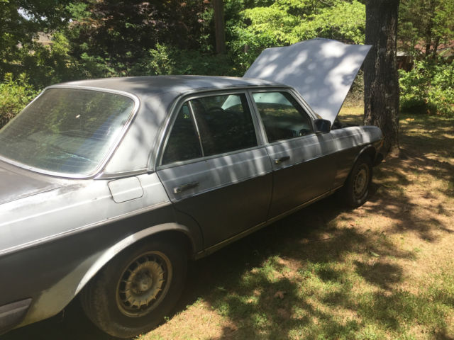 1982 Mercedes-Benz 200-Series - photo 4