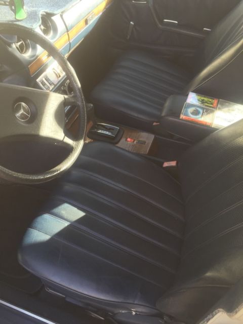 1982 Mercedes-Benz 200-Series - photo 8