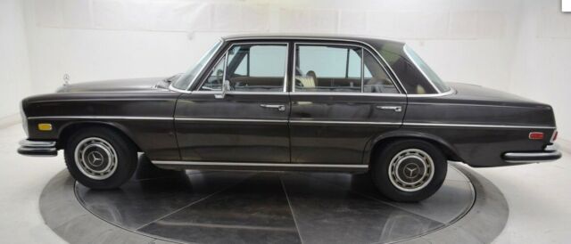 1969 Mercedes-Benz 200-Series - photo 2